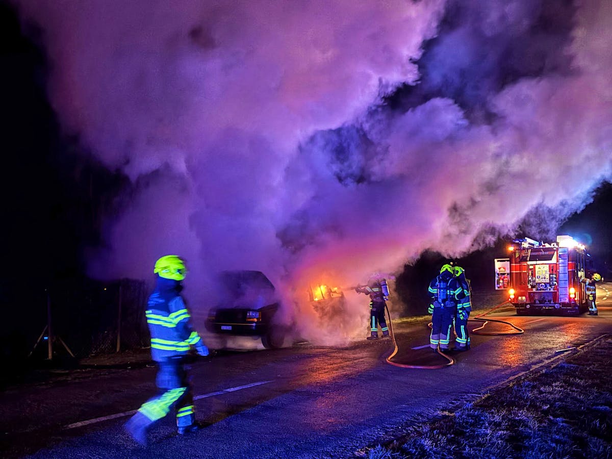 Auto fängt Feuer – 61-Jähriger reagiert blitzschnell