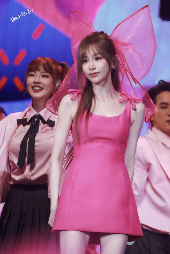 王心凌演唱会穿搭美哭了！甜美娇俏，40+依旧少女心满满