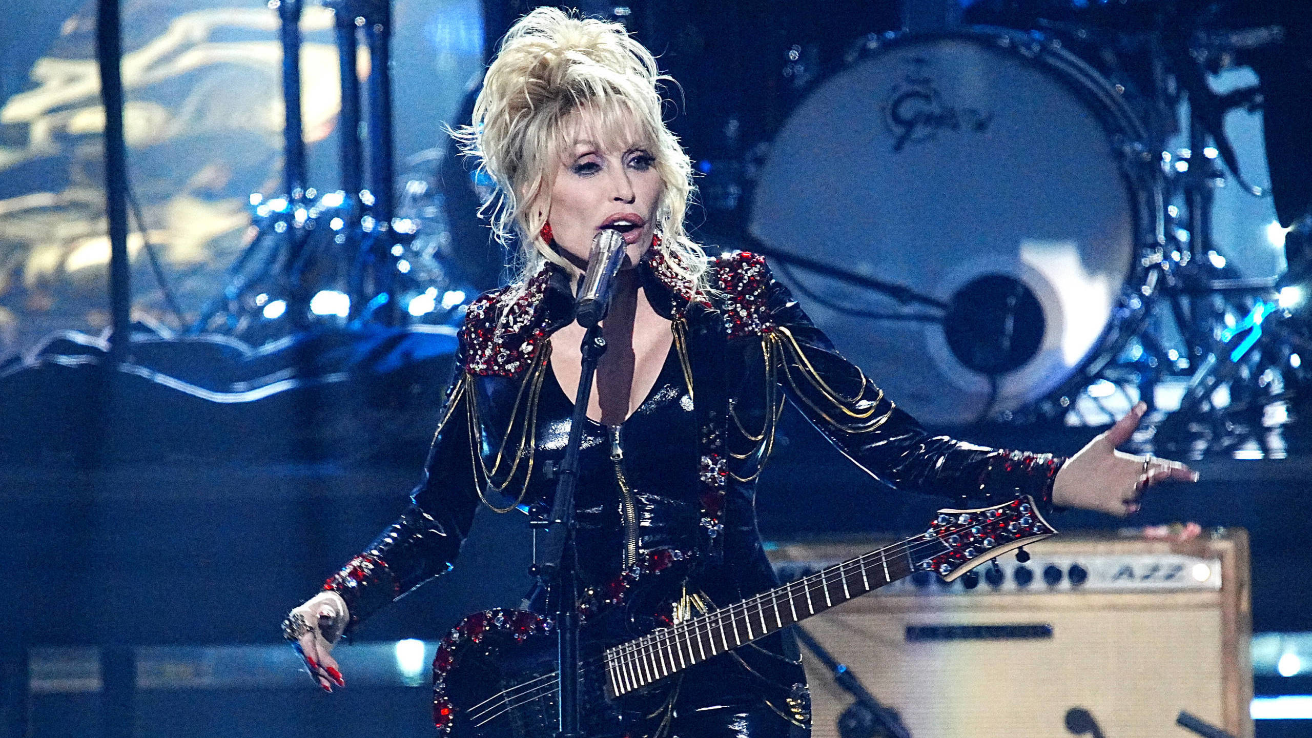 dolly-parton-gibt-entwarnung-ich-arbeite-schon-w-hrend-ich-heile