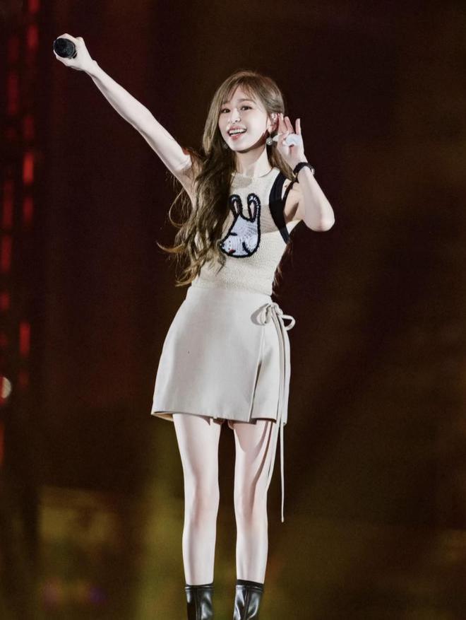 王心凌演唱会穿搭美哭了！甜美娇俏，40+依旧少女心满满