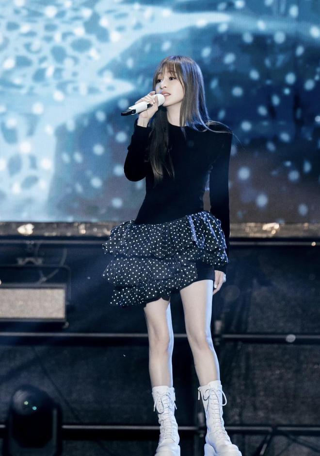 王心凌演唱会穿搭美哭了！甜美娇俏，40+依旧少女心满满