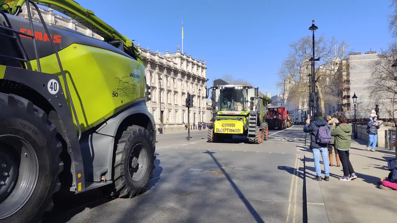 tractors-descend-on-london-once-again-as-farmers-protest-against