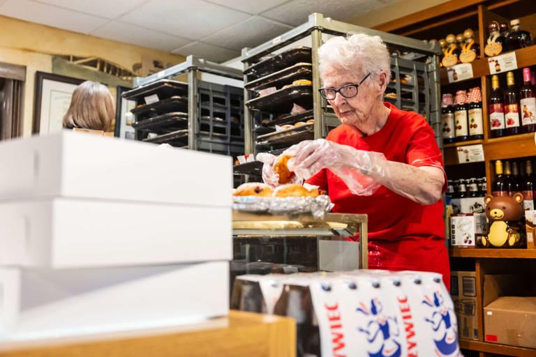 Traditional paczki, live polka music draw Fat Tuesday lovers to Bay ...