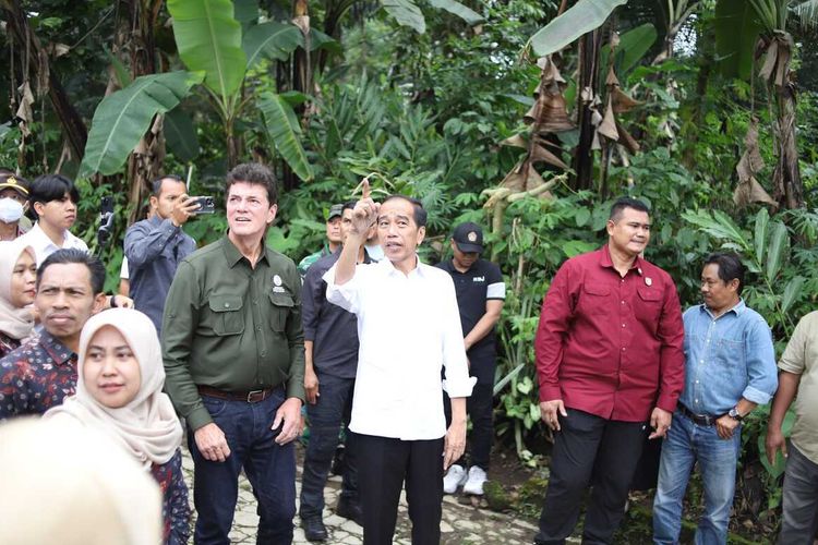 PELUANG EKSPOR: Jokowi saat berkunjung ke Desa Peron, Kecamatan Limbangan, Kabupaten Kendal, Jawa Tengah, Selasa (4/3/2025).