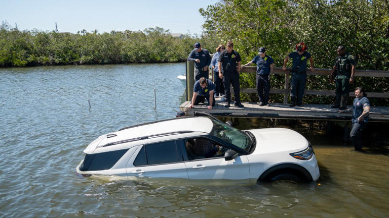 Vehicle sinks at Manasota Beach boat ramp after faulty boat launch