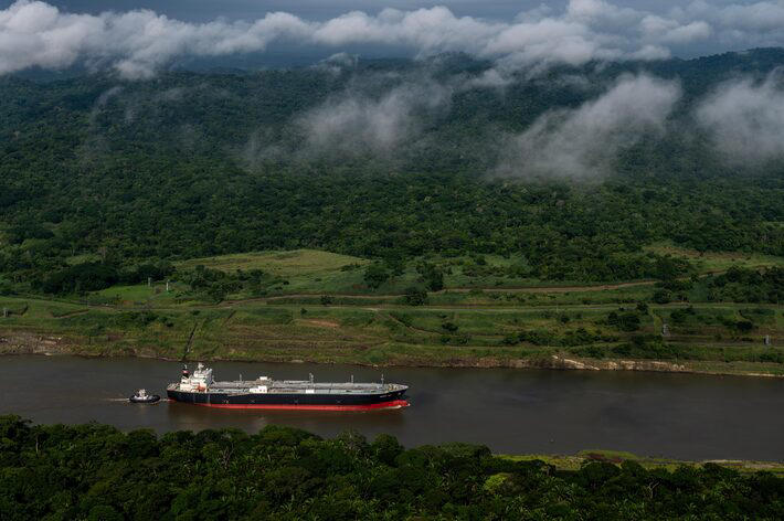 Navio cruza o Canal do Panamá, alvo de críticas por Donald Trump, que quer retomar empreendimento Foto: Federico Rios/NYT