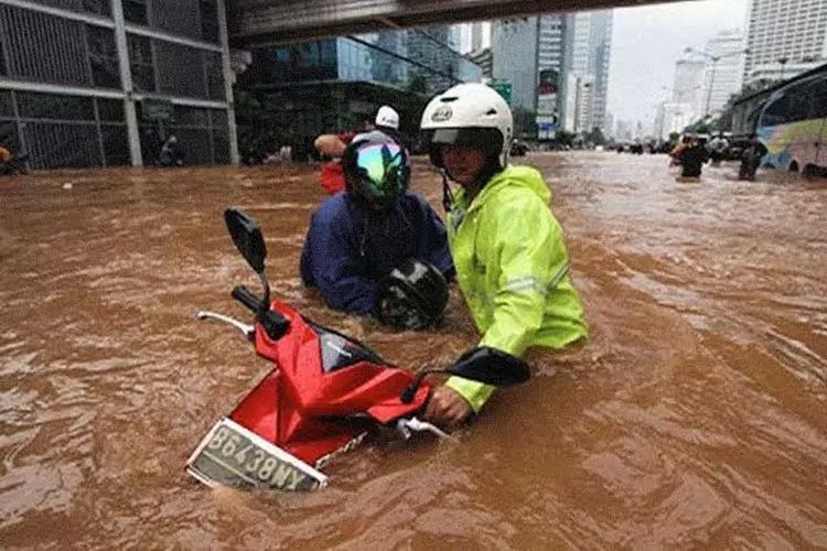 Jangan lakukan ini saat banjir, awas mesin motormu bisa jebol