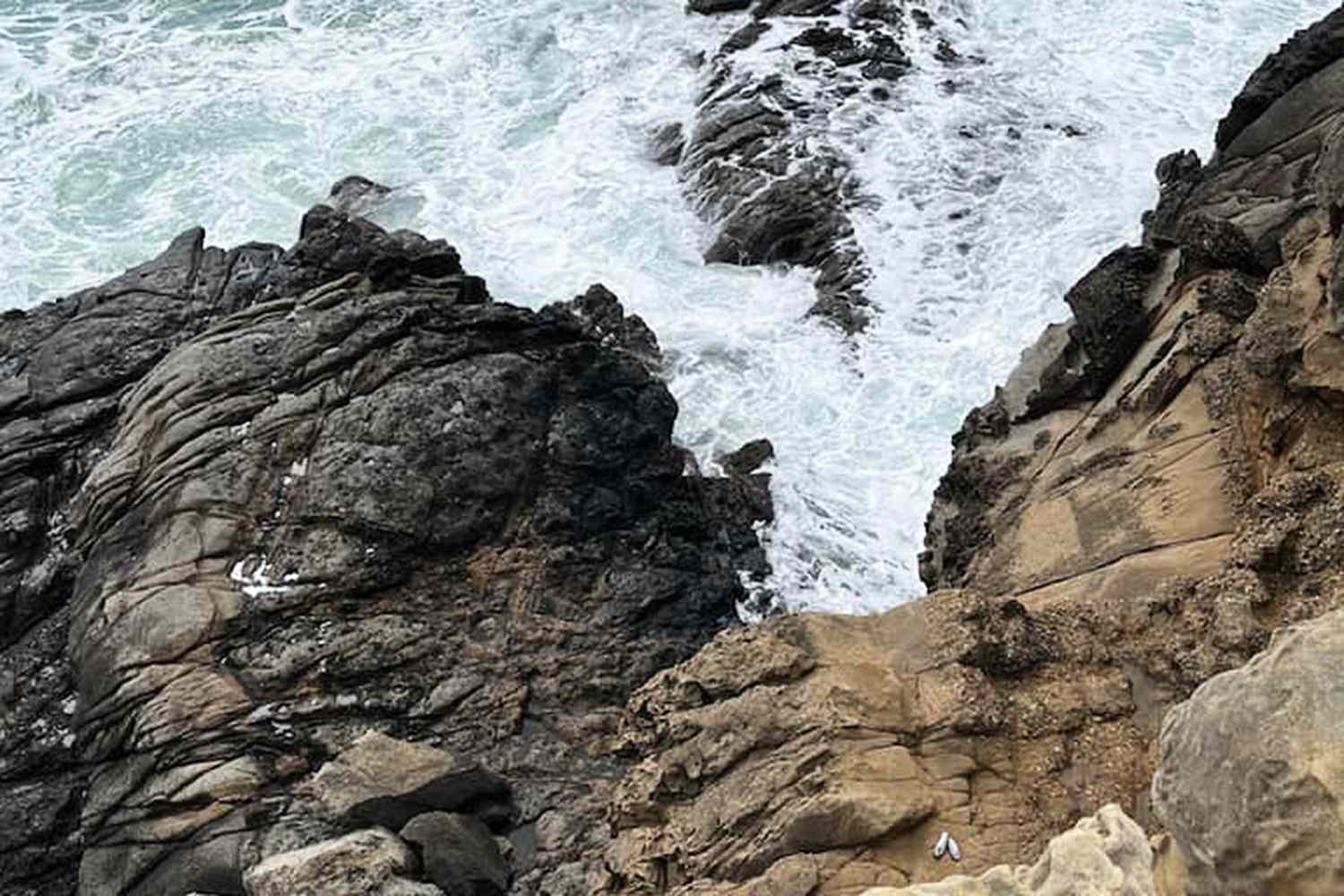 Man Spotted Standing on Rock Dies After Being Swept Away by Wave(00)