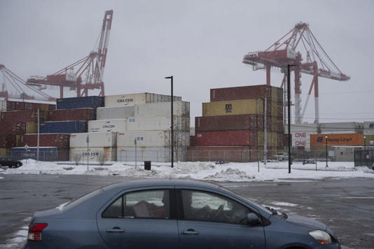 Os contentores marítimos são vistos no terminal de contentores Atlantic Hub em Halifax na segunda-feira, 3 de fevereiro de 2025 Darren Calabrese/The Canadian Press