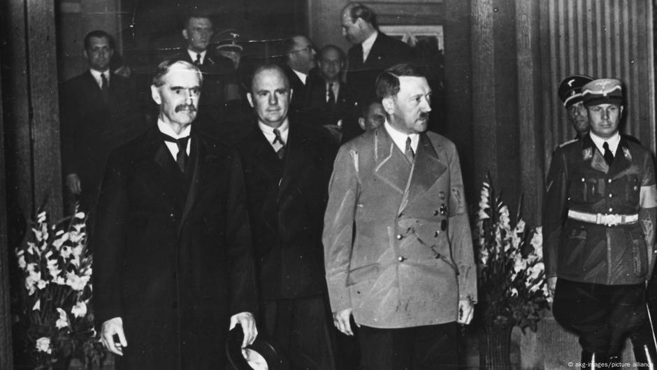 Premiê britânico Neville Chamberlain (esq.) e ditador Adolf Hitler durante uma reunião na cidade alemã de Bad Godsberg, que precedeu a assinatura do Acordo de Munique em 1938