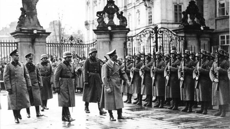 Hitler em Praga em março de 1939, logo após a ocupação da cidade