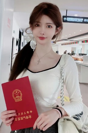 初代二次元主播复归直播，称当主播更适合自己，网友：没钱想我们了