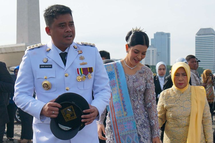Pasangan Gubernur dan Wakil Gubernur Sumatera Utara terpilih, Bobby Nasution (kiri)- H Surya didampingi istri tiba di Monas saat hendak mengikuti upacara pelantikan di Istana Kepresidenan, Jakarta, Kamis (20/2/2025). Presiden Prabowo Subianto melantik serentak 961 kepala daerah dan wakil kepala daerah terpilih pada Pilkada 2024.
