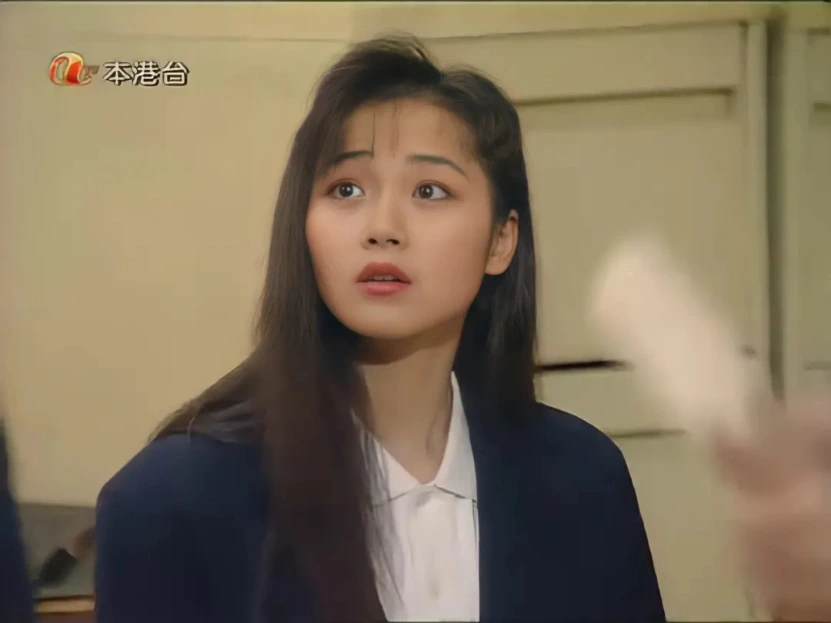 据悉，由曾经风靡一时的经典电视剧《我和僵尸有个约会》改编而成的电影《驱魔龙族马小玲》将在今年上映，这让当年的僵尸迷们为之激动。 时隔二十几年，重拍这个经典IP，大家最关心的是电影中的主演是否回归。 当得知曾在剧中饰演马小玲的演员万绮雯会在影