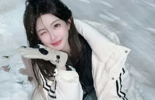 初代二次元主播复归直播，称当主播更适合自己，网友：没钱想我们了