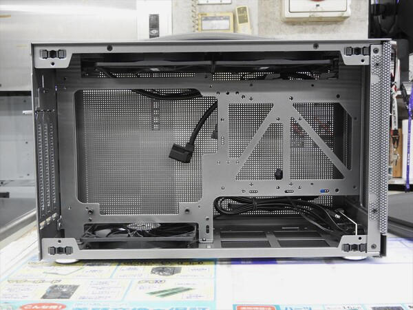 5面がメッシュ仕様で穴だらけのPCケース！ さらには取っ手つき