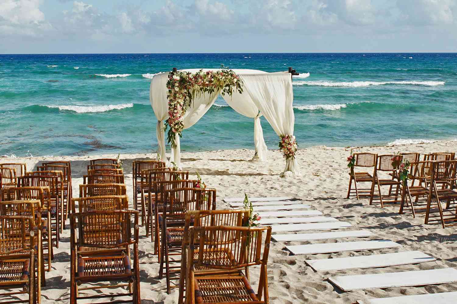 Woman Refuses to Attend Sister's Destination Wedding After Finding Out(01)