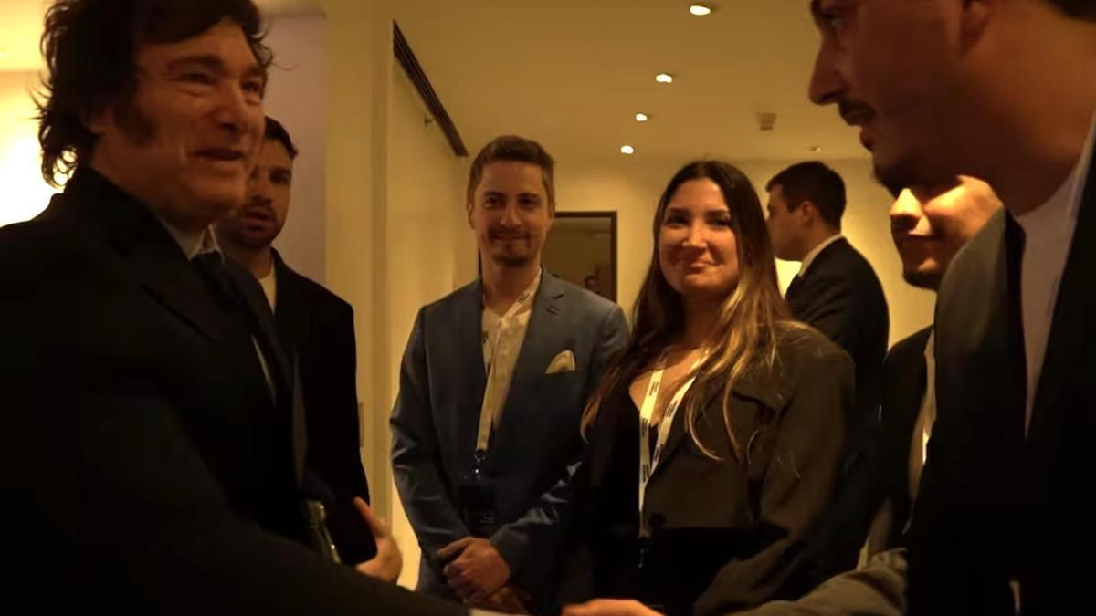 Milei, y a su lado Novelli y Terrones Godoy, saluda a participantes del Tech Forum.