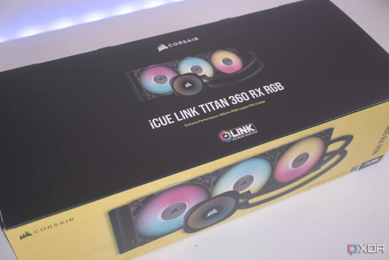 Corsair iCUE Link Titan 360 RX RGB box