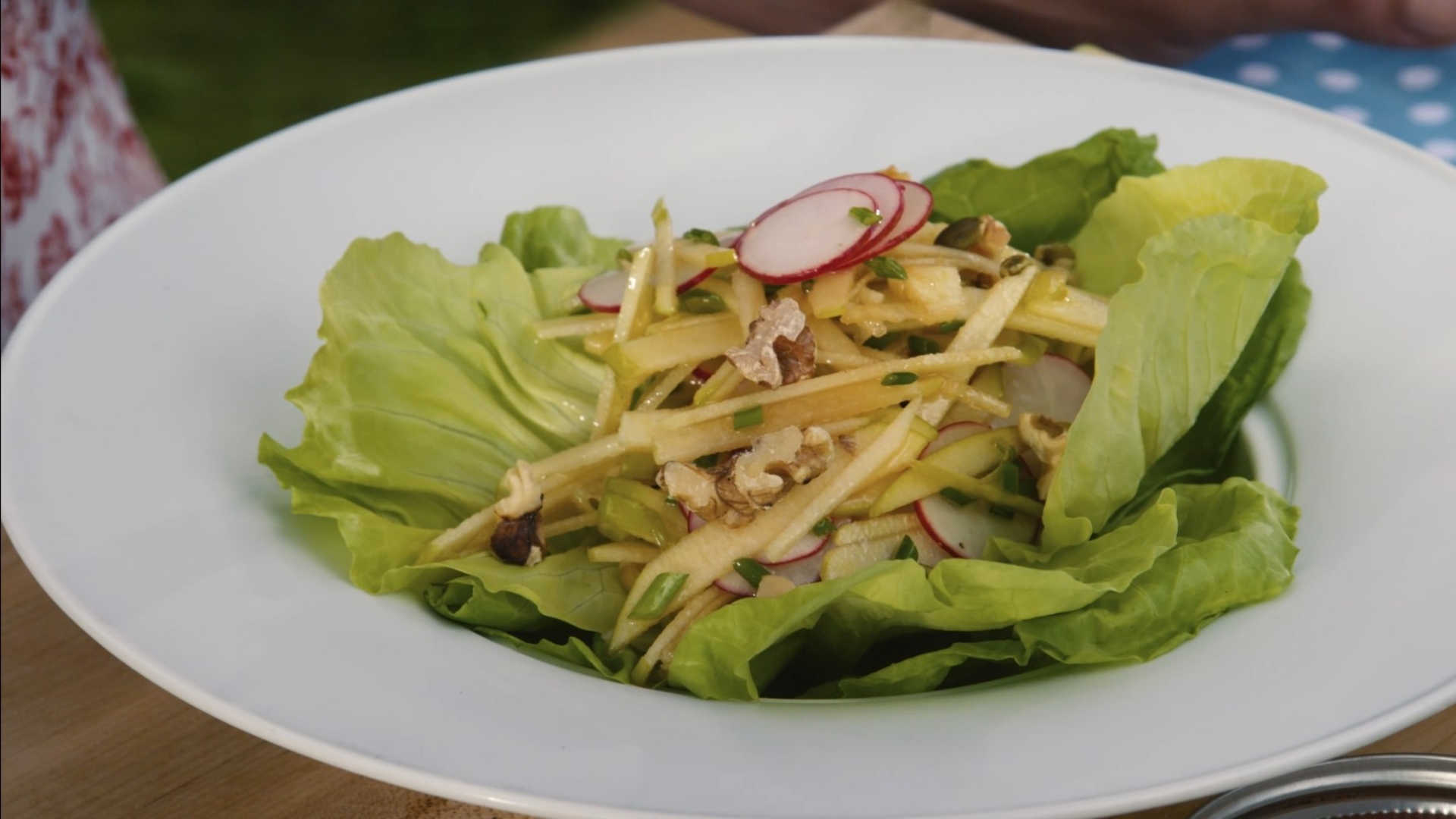 Radieschen-Apfel-Salat mit Walnuss-Dressing