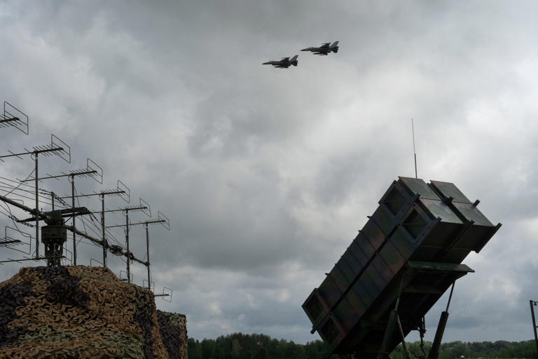 F-16-Kampfjets der ukrainischen Luftwaffe überfliegen ein Patriot-Luft- und Raketenabwehrsystem an einem ungenannten Ort in der Ukraine.