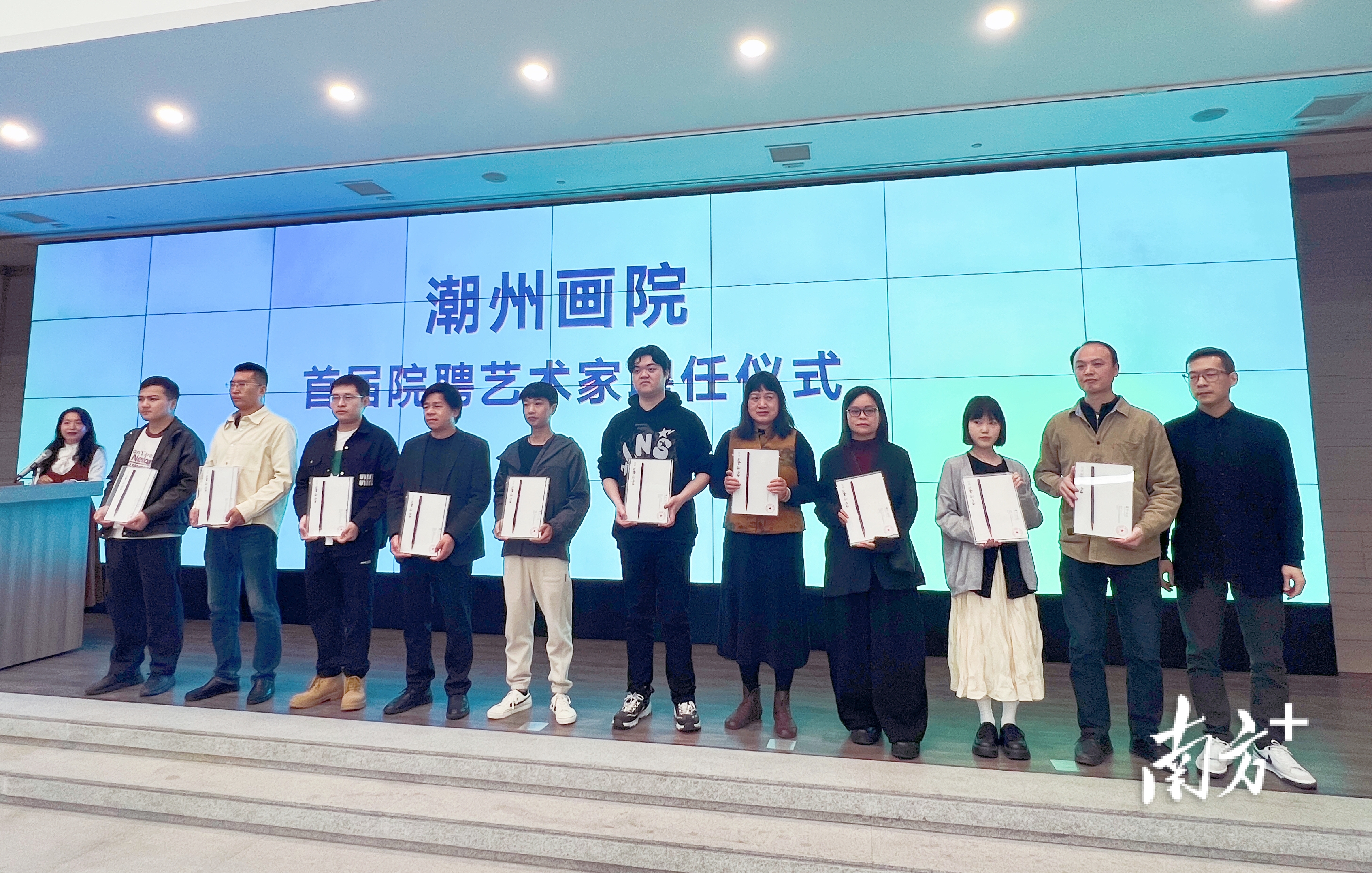 41�˻�Ƹ���ݻ�Ժ�׽�ԺƸ�����ң��̾�����Ʒչ��ӭ���黭չͬ�տ�Ļ��