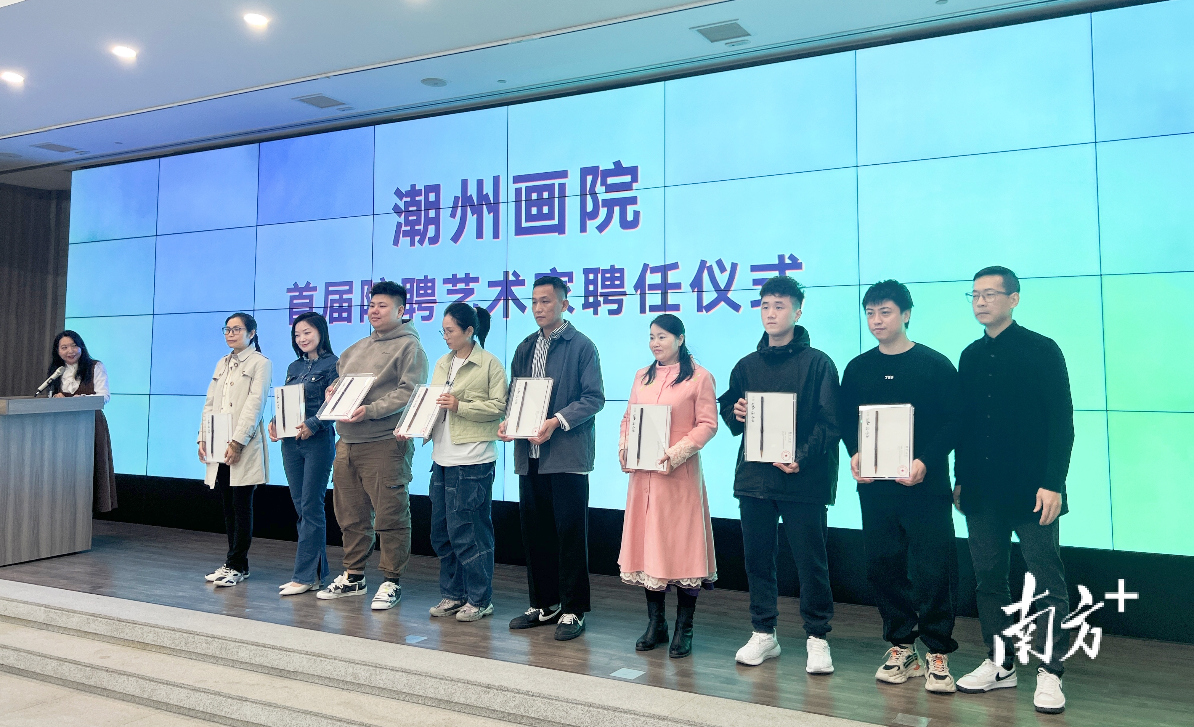 41�˻�Ƹ���ݻ�Ժ�׽�ԺƸ�����ң��̾�����Ʒչ��ӭ���黭չͬ�տ�Ļ��