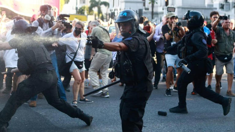 Represión a los jubilados frente al Congreso