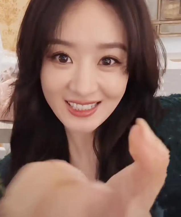 37岁赵丽颖晒素颜居家照，简约穿搭展现真实魅力，皮肤细腻如初恋