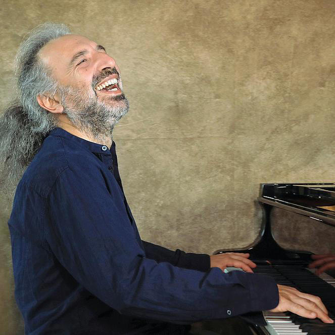 Stefano Bollani: «Io, Testa, Rava e la Banda Osiris insieme per Fred Buscaglione». Lo show a Moncalieri e il ricordo del concerto che fece epoca 