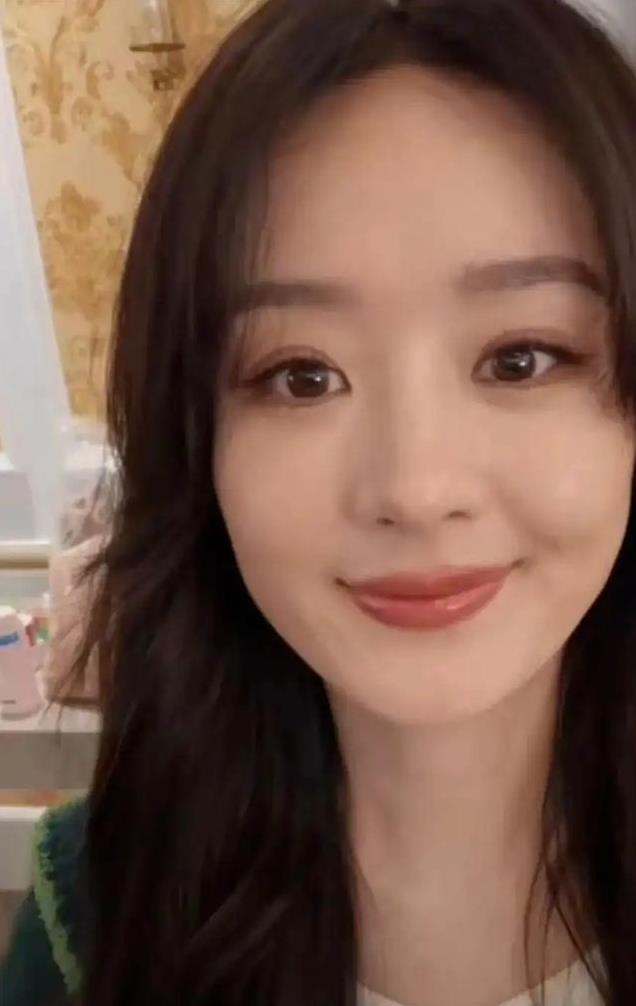 37岁赵丽颖晒素颜居家照，简约穿搭展现真实魅力，皮肤细腻如初恋