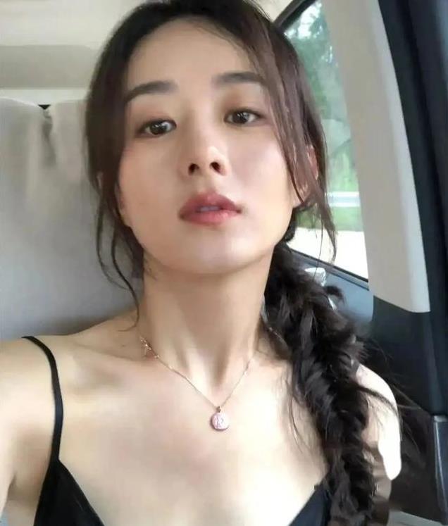 37岁赵丽颖晒素颜居家照，简约穿搭展现真实魅力，皮肤细腻如初恋