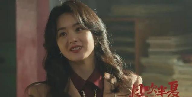 37岁赵丽颖晒素颜居家照，简约穿搭展现真实魅力，皮肤细腻如初恋