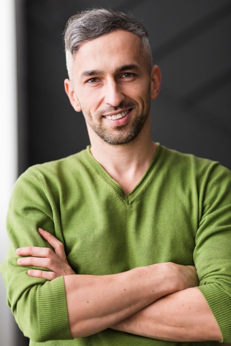 El envejecimiento sería, primero alrededor de los 44 y luego a los 60 años de edad. Fuente: Freepik