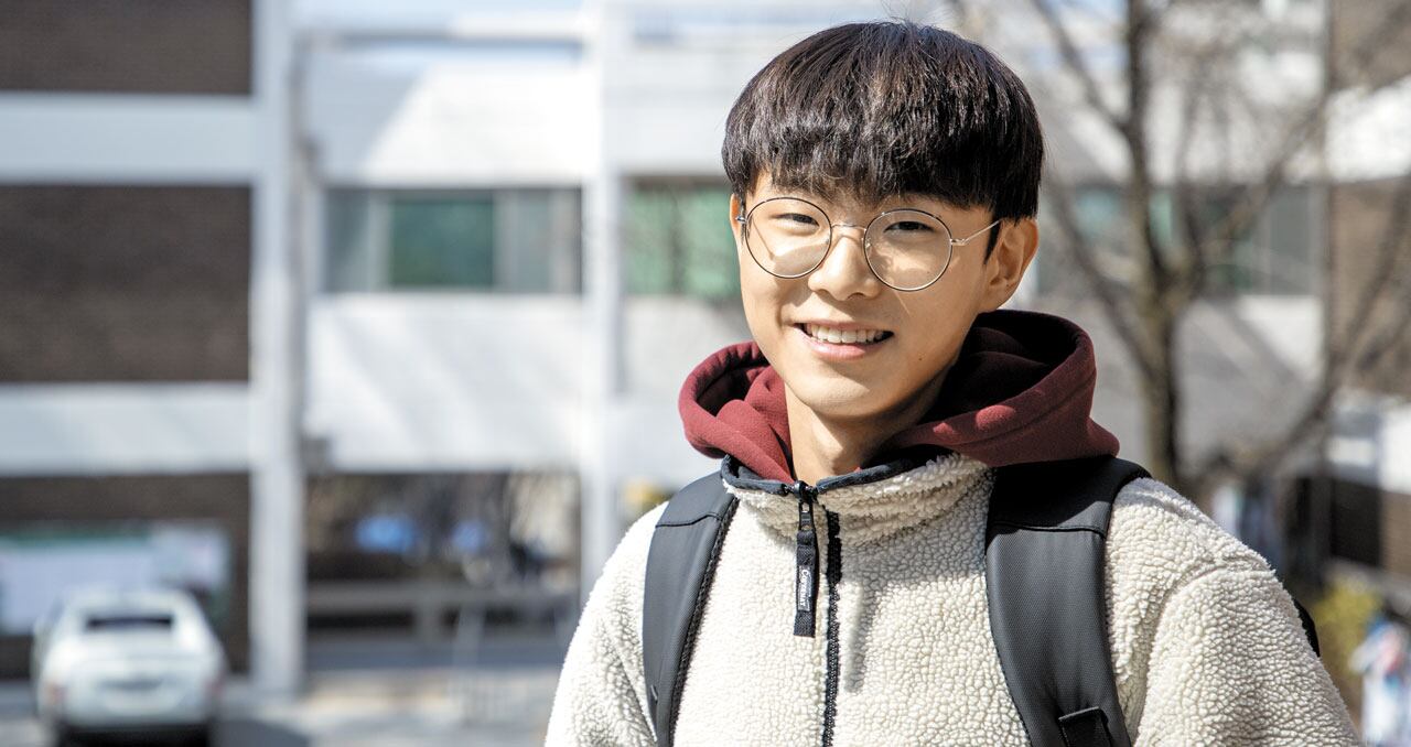 6일 오후 서울대 관악 캠퍼스 인문대학에서 만난 신정현씨. 그는 지난 4년간 제주시 청소년 쉼터에서 지내며 대입을 준비한 끝에 올해 서울대에 합격했다. 신씨는 
