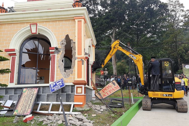 Pemprov Jawa Barat membongkar wahana rekreasi Hibisc Fantasy Puncak di Bogor, Jabar, Kamis (6/3/2025)