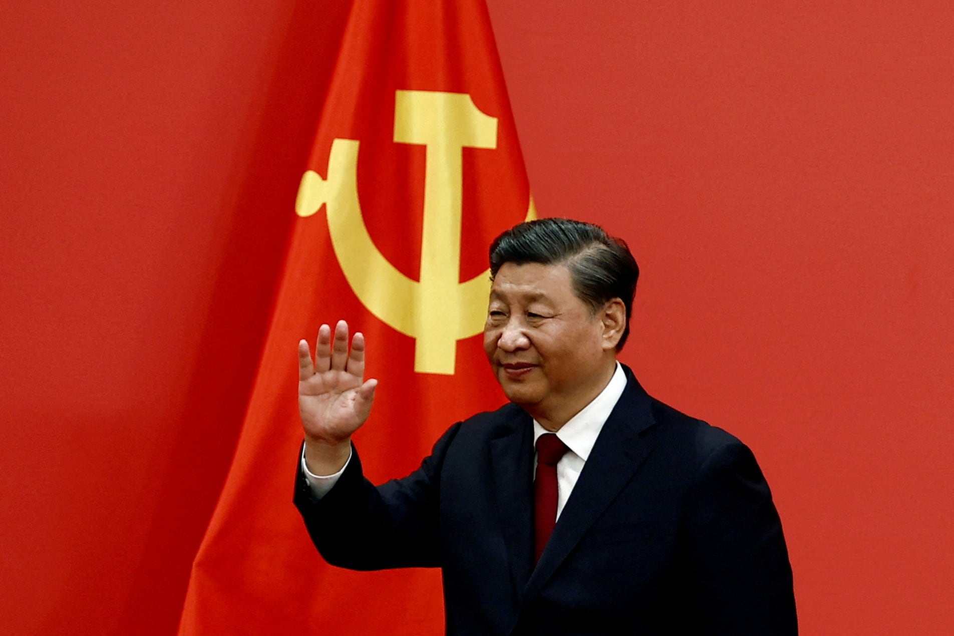 FOTO DE ARCHIVO. El presidente chino, Xi Jinping, saluda después de su discurso mientras los nuevos miembros del Comité Permanente del Politburó se reúnen con los medios de comunicación tras el 20º Congreso Nacional del Partido Comunista de China, en el Gran Salón del Pueblo, Pekín, China, el 23 de octubre de 2022. REUTERS /Tingshu Wang