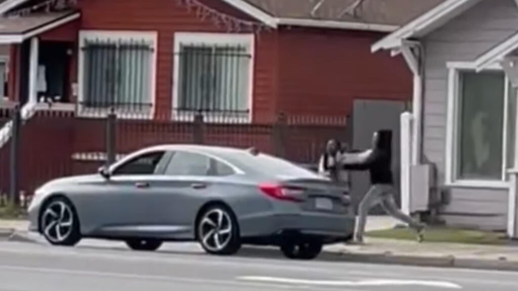 Woman dragged into car in apparent East Oakland kidnapping caught on video