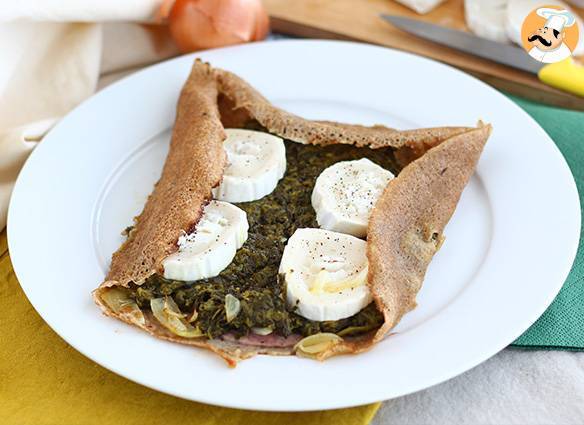 Buchweizenpfannkuchen mit spinat, schinken und ziegenkäse
