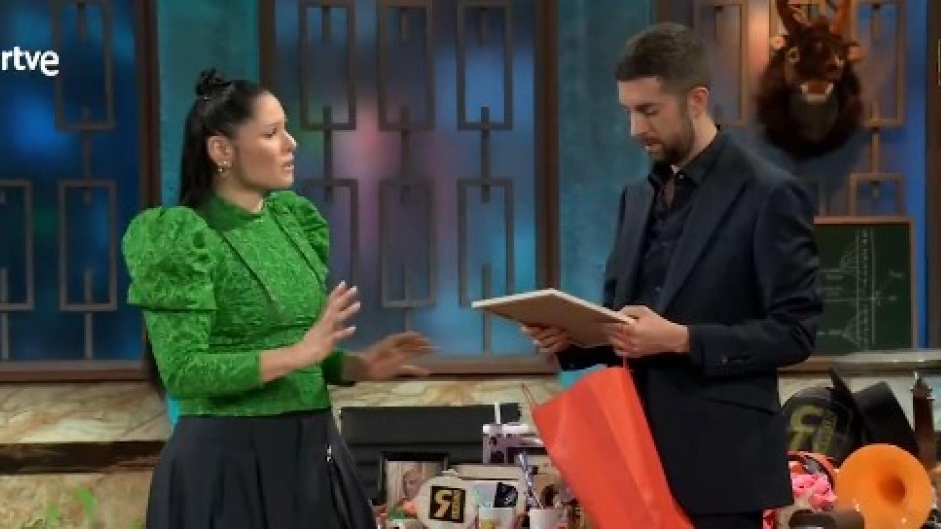 Rosa López enseña a Broncano en 'La Revuelta' la emotiva reliquia de su  paso por 'Operación