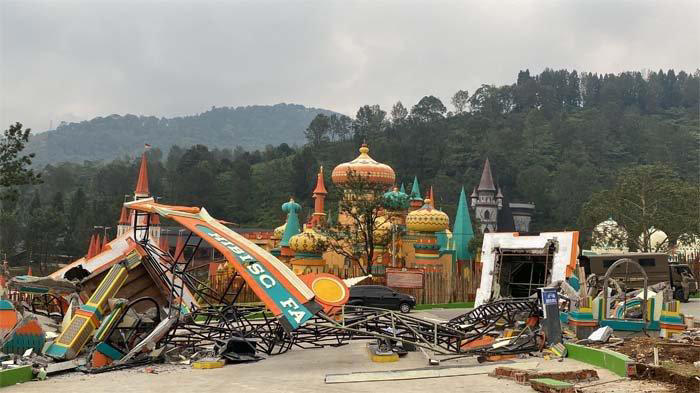 Pintu masuk destinasi wisata Hibisc Fantasy di kawasan Puncak Bogor dirobohkan massa, Kamis (6/3/2025). (TribunnewsBogor.com/Muamarrudin Irfani)