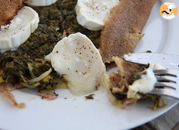Buchweizenpfannkuchen mit spinat, schinken und ziegenkäse