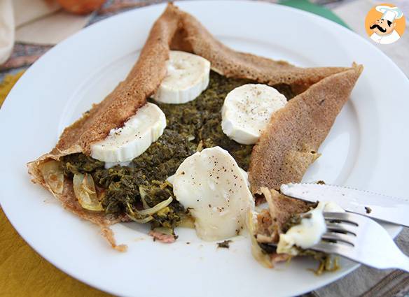 Buchweizenpfannkuchen mit spinat, schinken und ziegenkäse