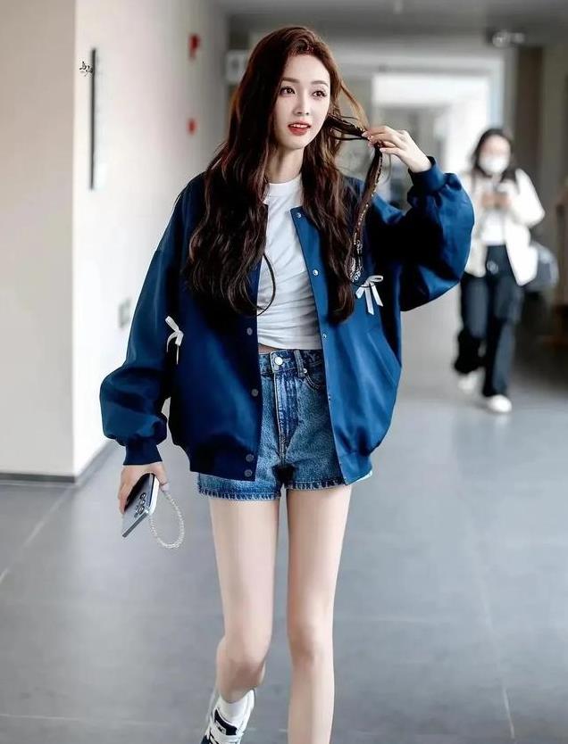 吴宣仪街头魅力全开！休闲搭配凸显纤细身材，她的自信谁能不爱？