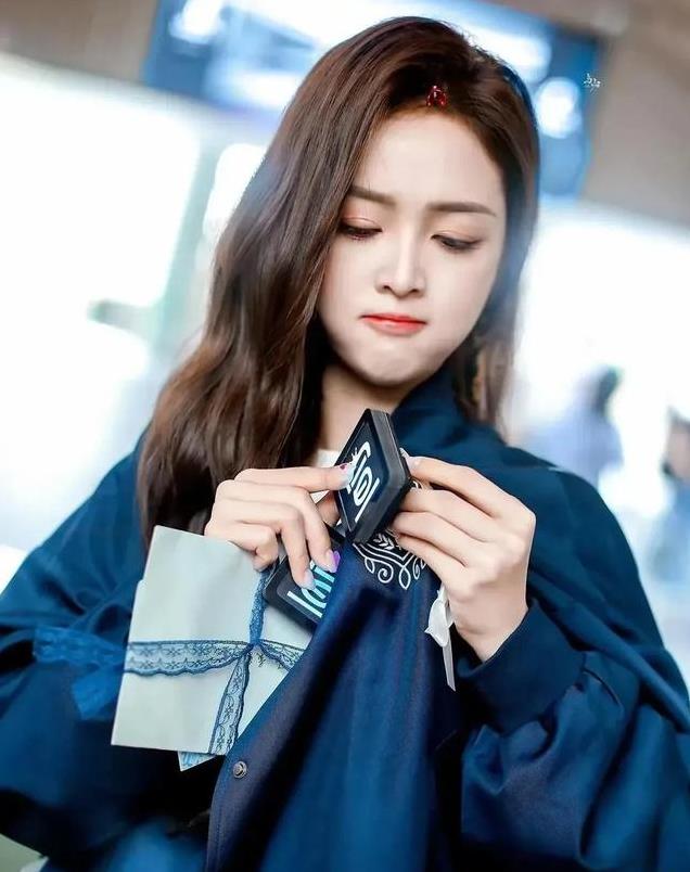 吴宣仪街头魅力全开！休闲搭配凸显纤细身材，她的自信谁能不爱？