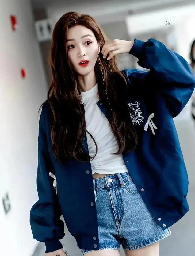 吴宣仪街头魅力全开！休闲搭配凸显纤细身材，她的自信谁能不爱？