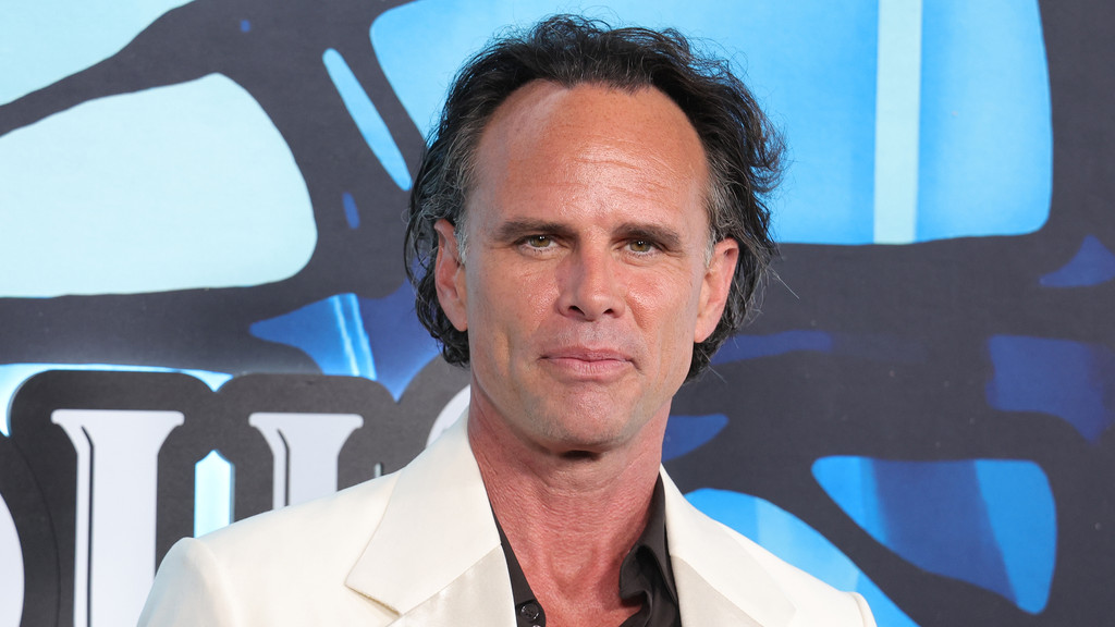 Walton Goggins bitten by snake on set of The White Lotus(02)