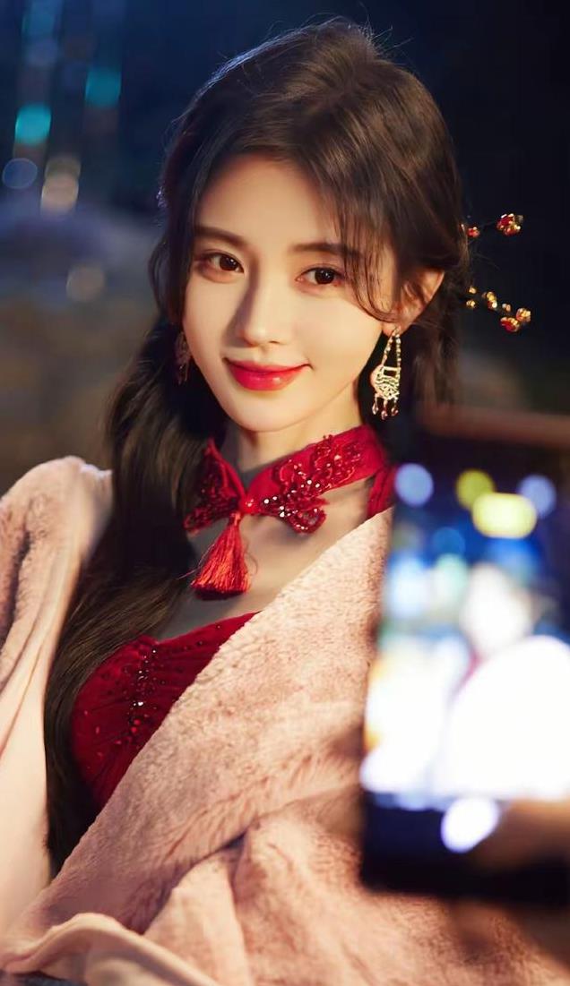 鞠婧祎的逆袭之路：从清新少女到全能艺人，百变风格让人惊艳！