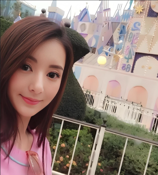 34岁方媛香港街拍撞脸张柏芝，穿露脐装娇俏似少女，这下没人再笑郭富城了！