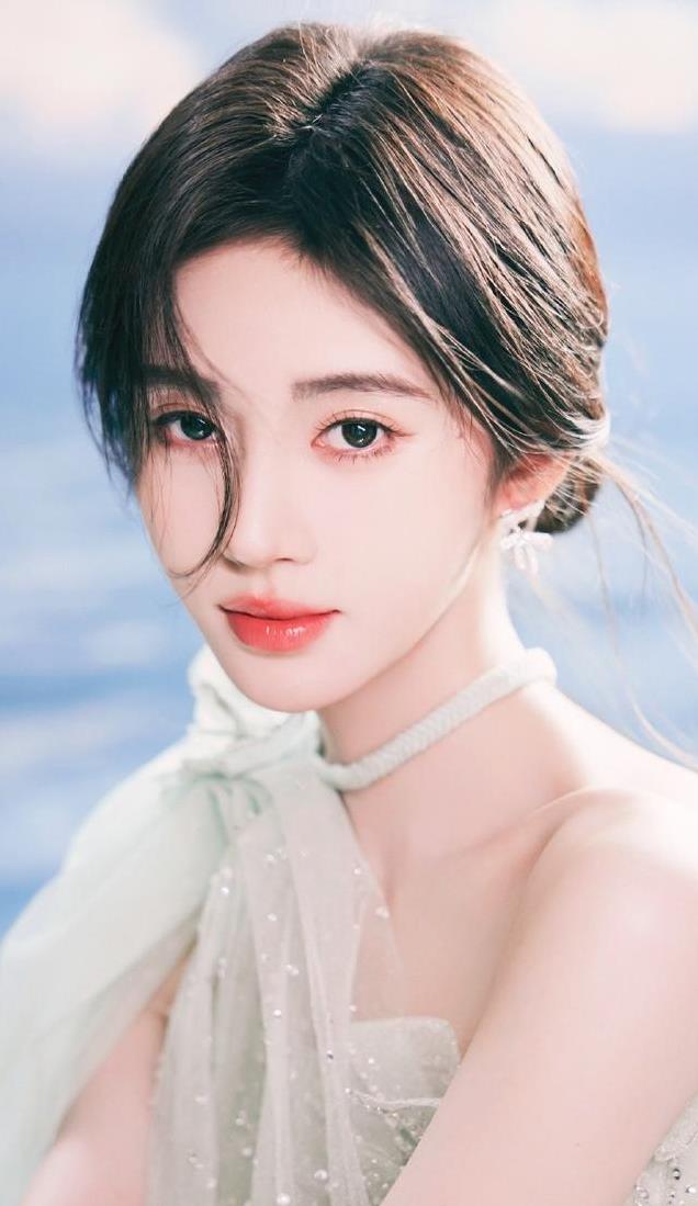 鞠婧祎的逆袭之路：从清新少女到全能艺人，百变风格让人惊艳！